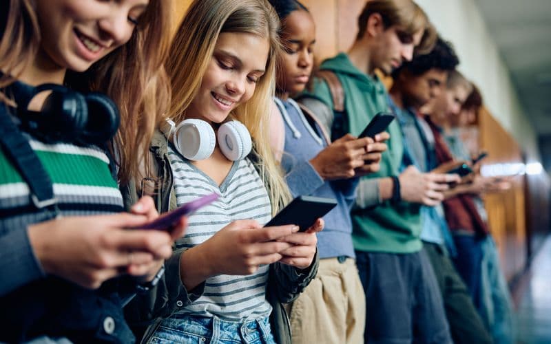 teens using smart phones